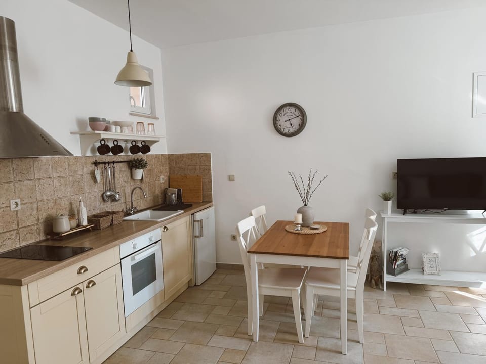 Dining area, oven, toaster