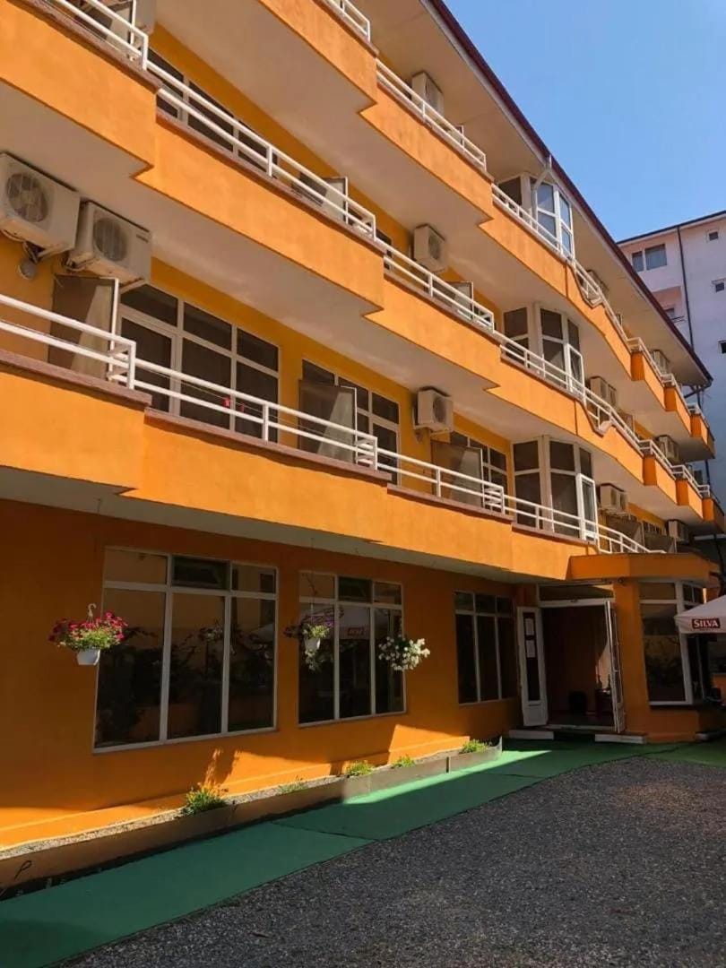 Property building, Day, Balcony/Terrace