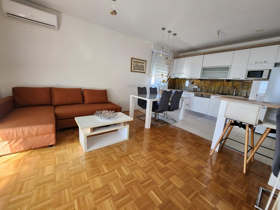 Apartman Maneo with free parking in garage Apartment in Split
