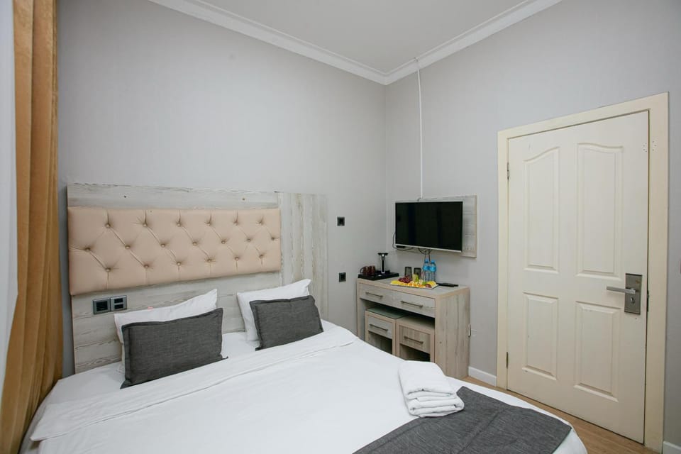 Bed, TV and multimedia, Bedroom