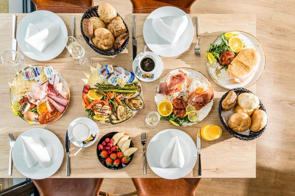 Restaurant/places to eat, Food and drinks, Food, Breakfast, Continental breakfast, Italian breakfast, Dinner, Dinner, Drinks, air conditioner