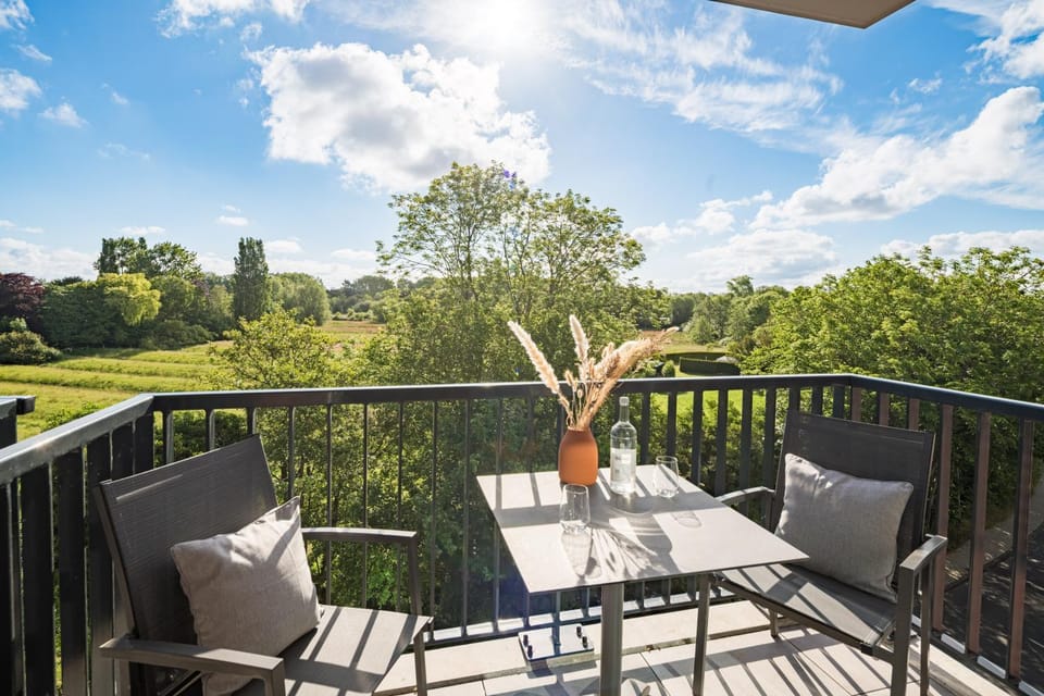 Spring, Day, Balcony/Terrace, Seating area, Dining area, Street view