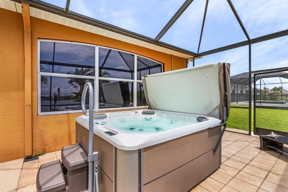 Heated Pool and Backs onto Freshwater Lake - Billie House in Cape Coral