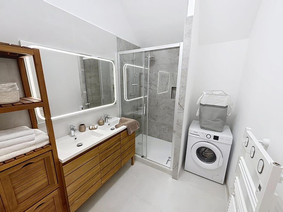 Shower, Bathroom, towels, washing machine