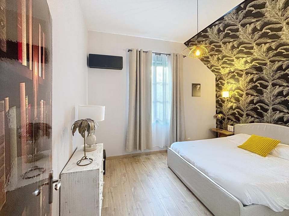 Photo of the whole room, Bedroom, air conditioner