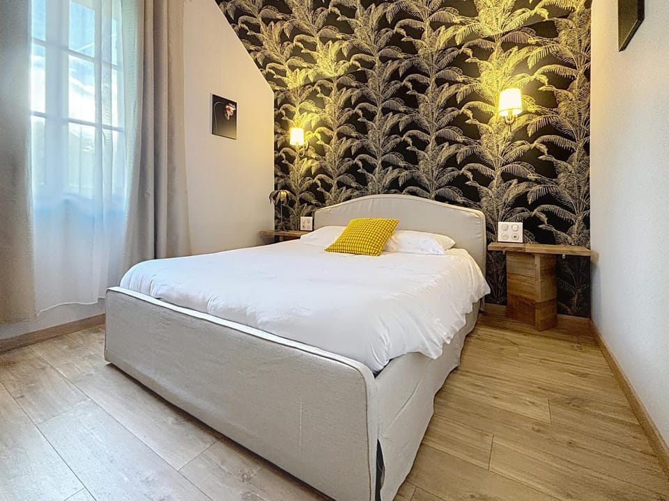 Bed, Photo of the whole room, Bedroom