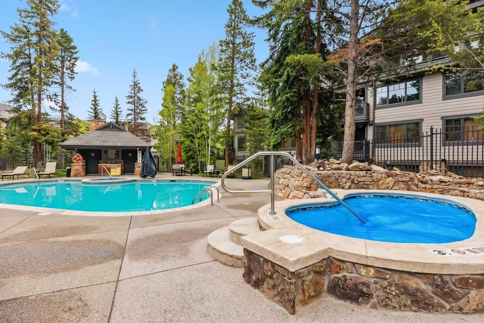 Central Breck Stay Shared Hot Tub plus Ski Access House in Breckenridge