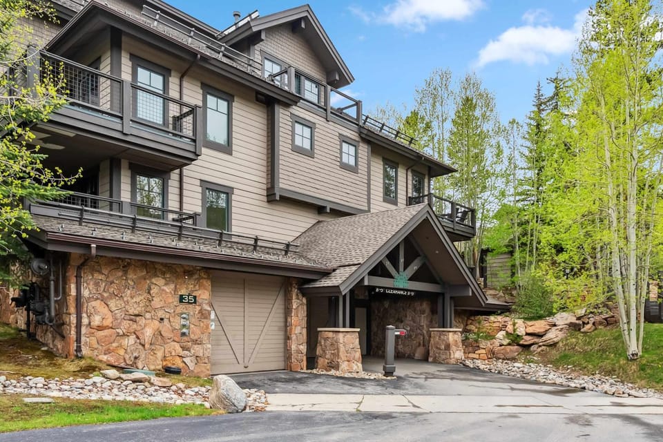 Central Breck Stay Shared Hot Tub plus Ski Access House in Breckenridge