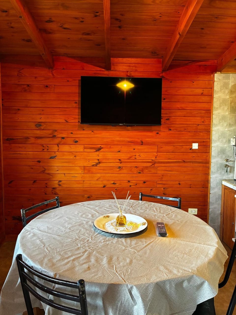 Communal lounge/ TV room, TV and multimedia, Dining area, Food