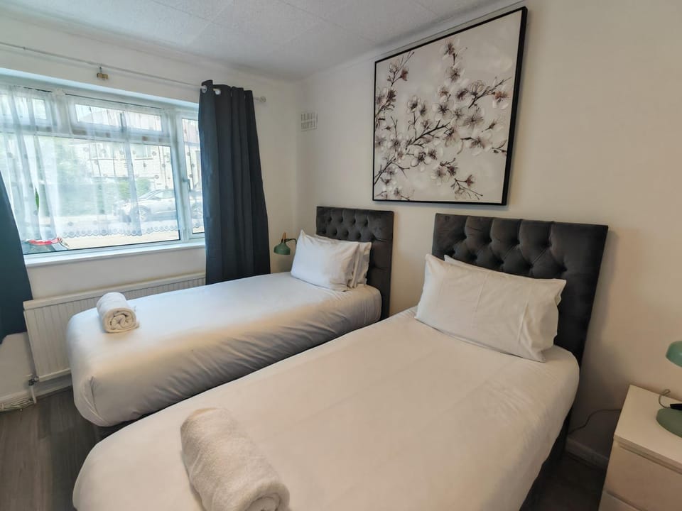 Lovely Apartment With Private Garden & Parking Apartment in London