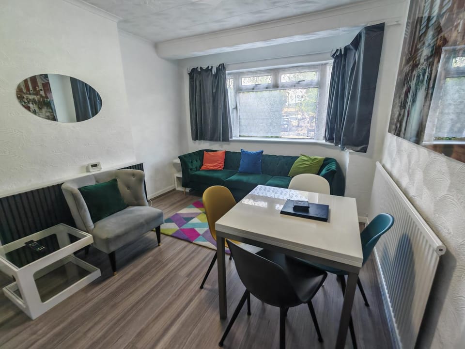 Lovely Apartment With Private Garden & Parking Apartment in London