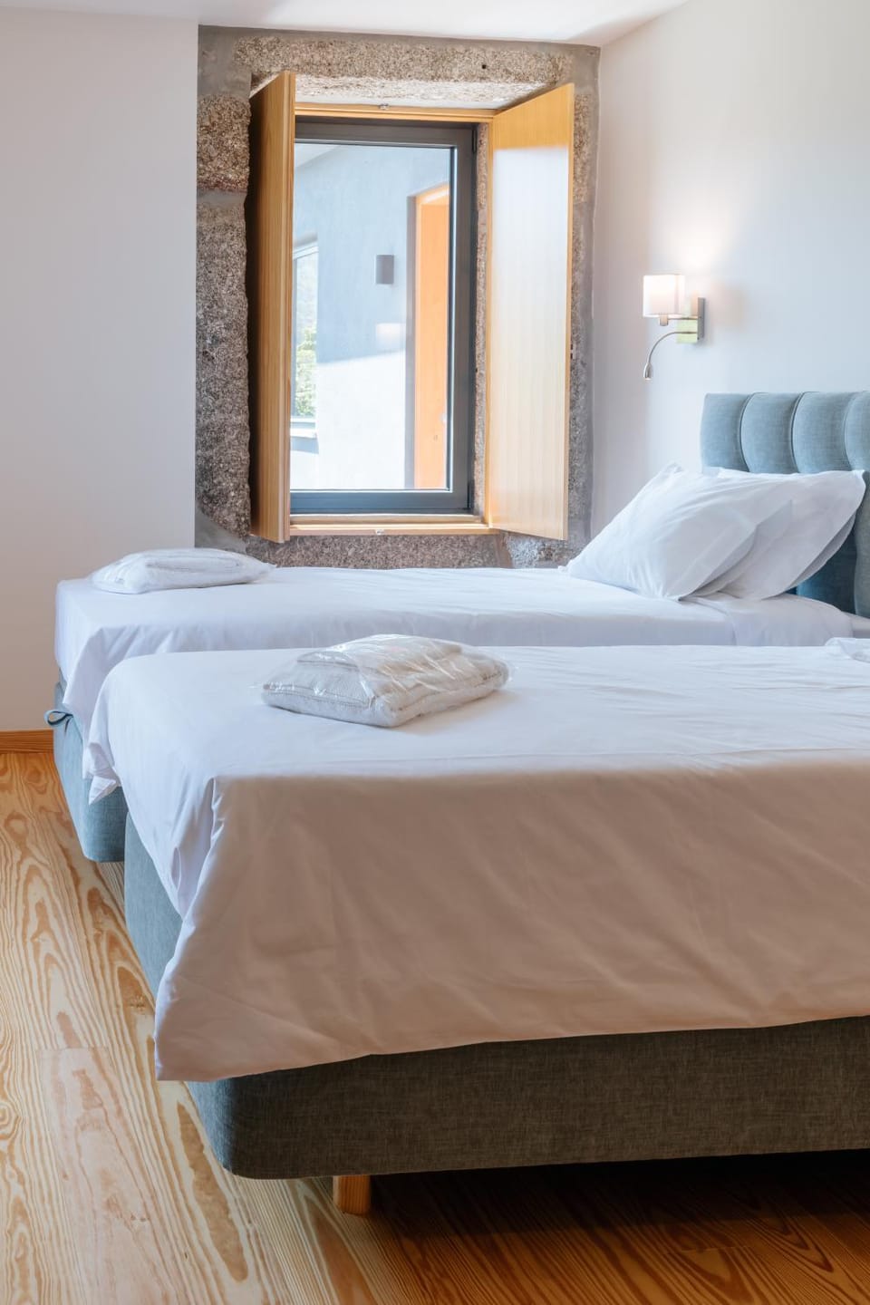 Bedroom, towels