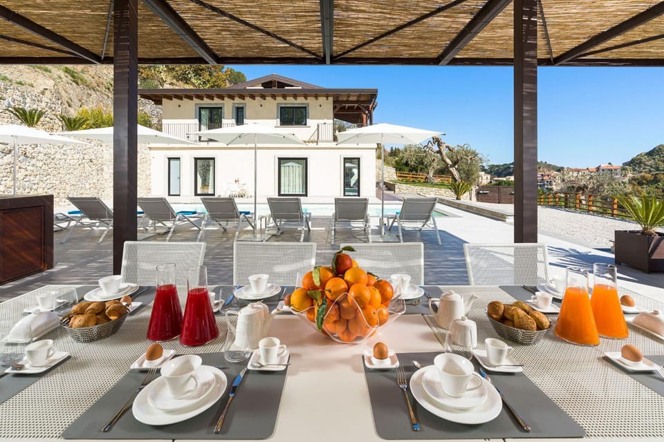 Property building, Facade/entrance, Spring, Activities, Summer, Garden, Area and facilities, Swimming pool