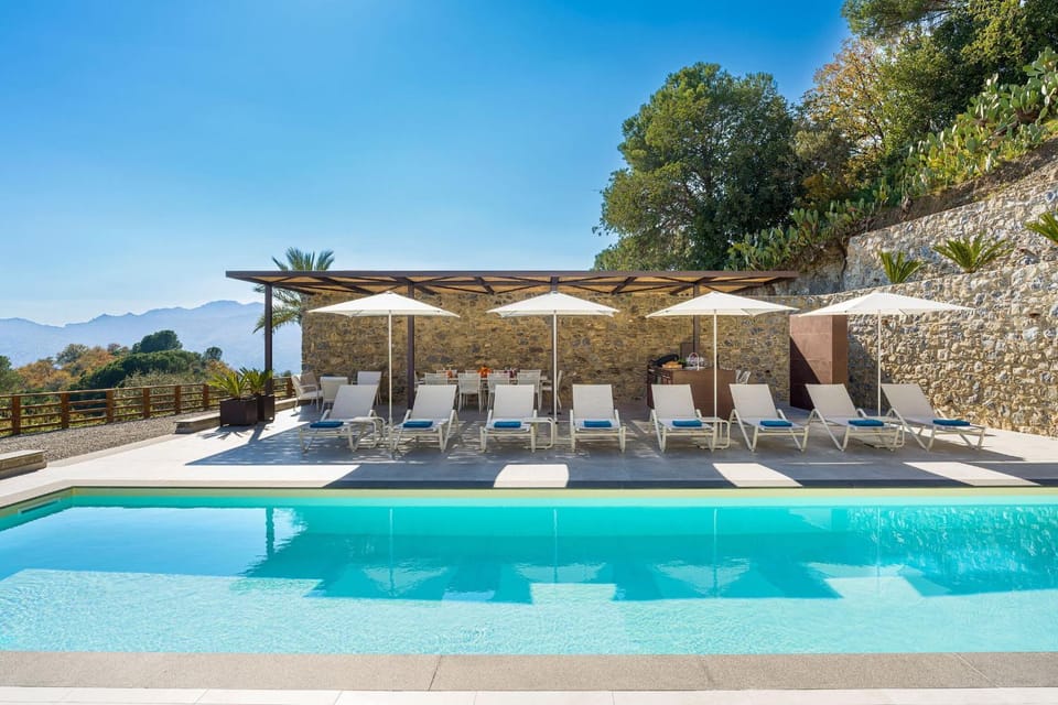 Property building, Facade/entrance, Spring, Activities, Summer, Garden, Area and facilities, Swimming pool