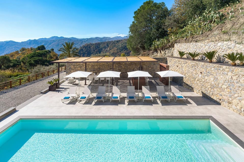 Property building, Facade/entrance, Spring, Activities, Summer, Garden, Area and facilities, Swimming pool