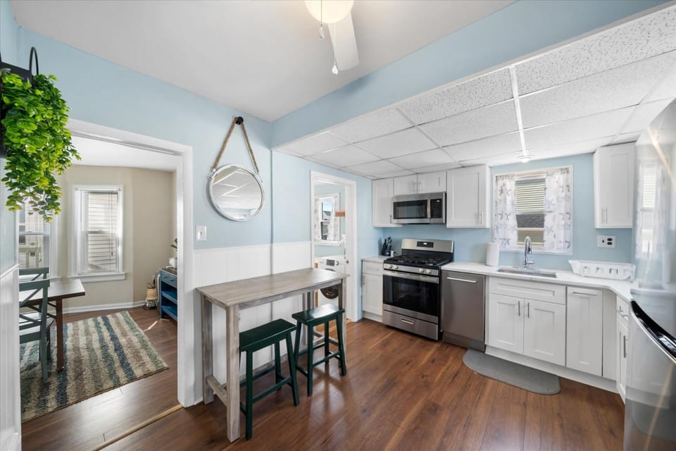 Kitchen or kitchenette, Dining area, dishwasher, oven
