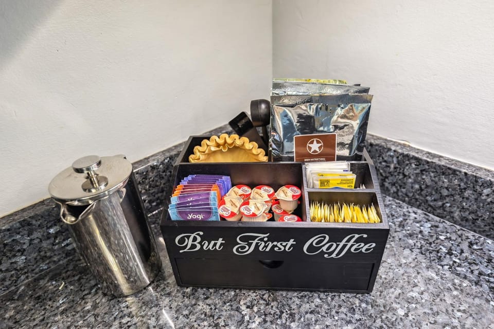 Spacious Family Getaway- Salt Water Pool & Hot Tub House in Lyndhurst