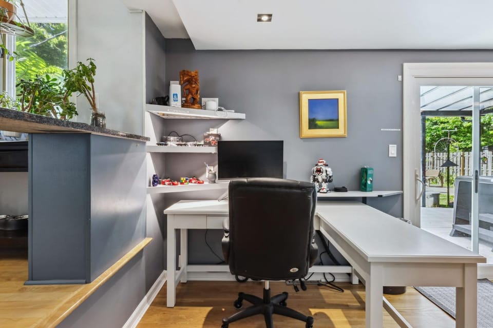 Spacious Family Getaway- Salt Water Pool & Hot Tub House in Lyndhurst