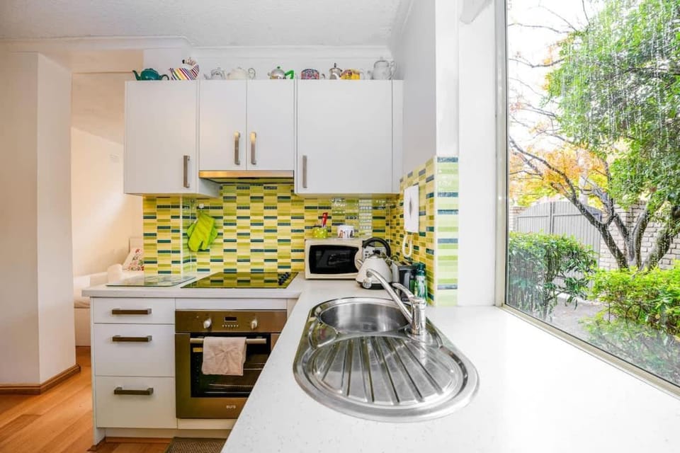 Central & Cozy Fitzroy Studio Apartment with parking Apartment in Melbourne
