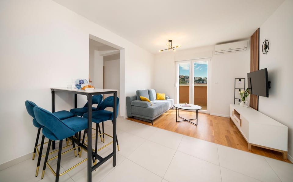 TV and multimedia, Living room, Seating area, Dining area, air conditioner