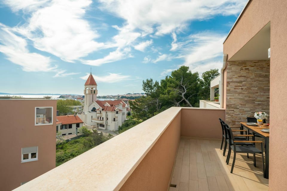 Property building, View (from property/room), Balcony/Terrace, Balcony/Terrace, Dining area