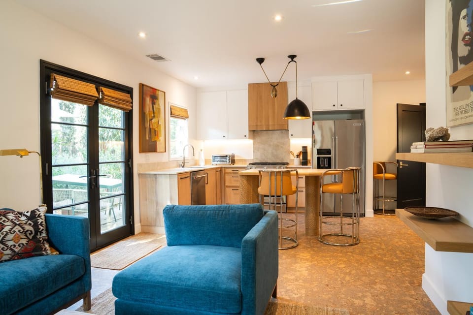 Kitchen or kitchenette, Living room, Seating area, Dining area