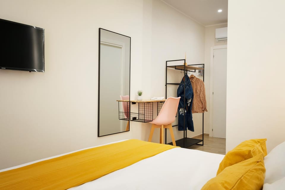 Bed, TV and multimedia, Bedroom, wardrobe, air conditioner