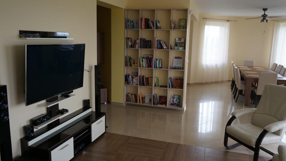 Restaurant/places to eat, Communal lounge/ TV room, Library