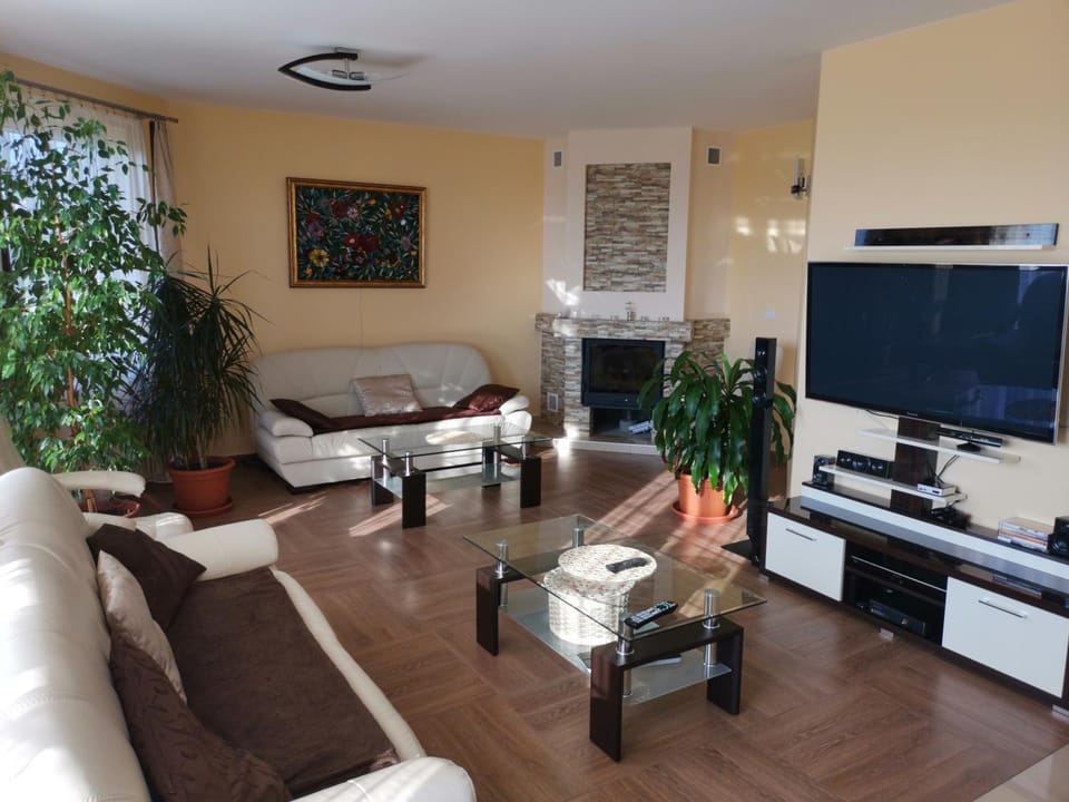 Communal lounge/ TV room, TV and multimedia, Living room, Seating area