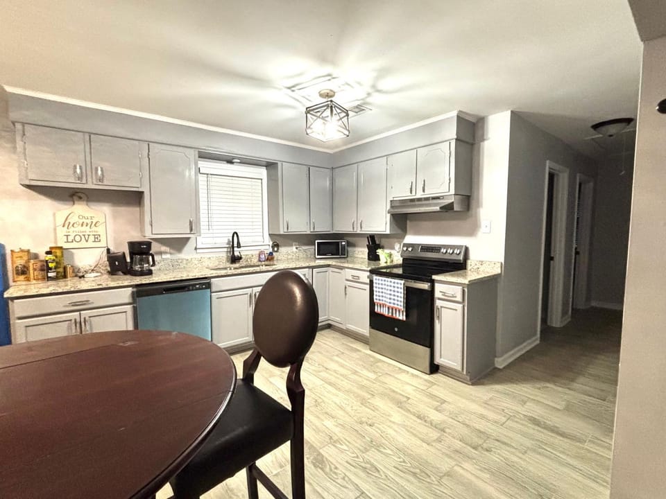 Blue Oval 10 Min - Country Home 3 Bed 1 Bath-Sleeps 5-6 House in Tennessee