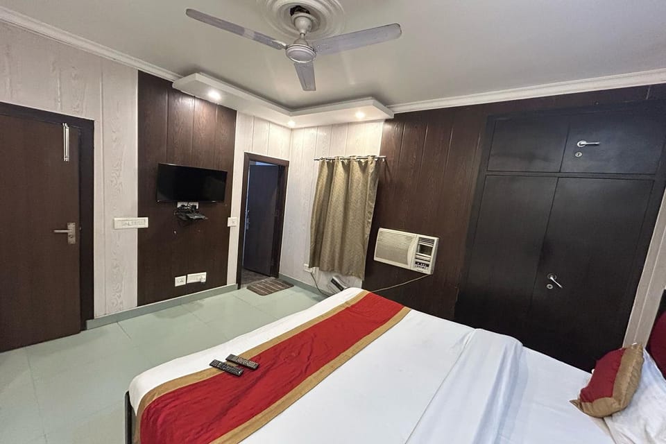 Bed, TV and multimedia, Bedroom