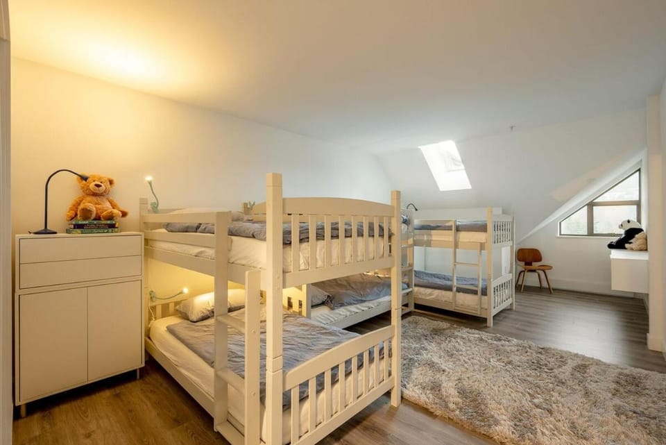 Bedroom, bunk bed