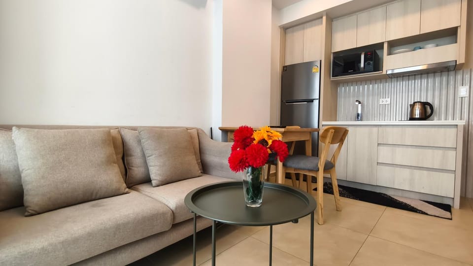 Kitchen or kitchenette, Living room, Seating area, Dining area, minibar, stove