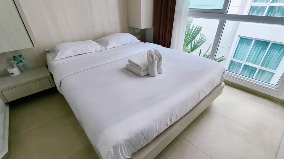 Bed, Bedroom, towels