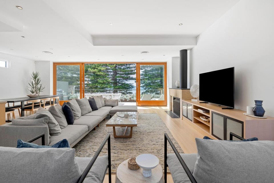 Spectacular Beachfront Entertainer's Apartment Apartment in Melbourne Road