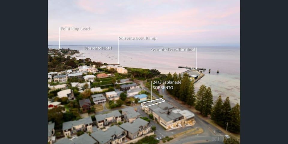 Spectacular Beachfront Entertainer's Apartment Apartment in Melbourne Road