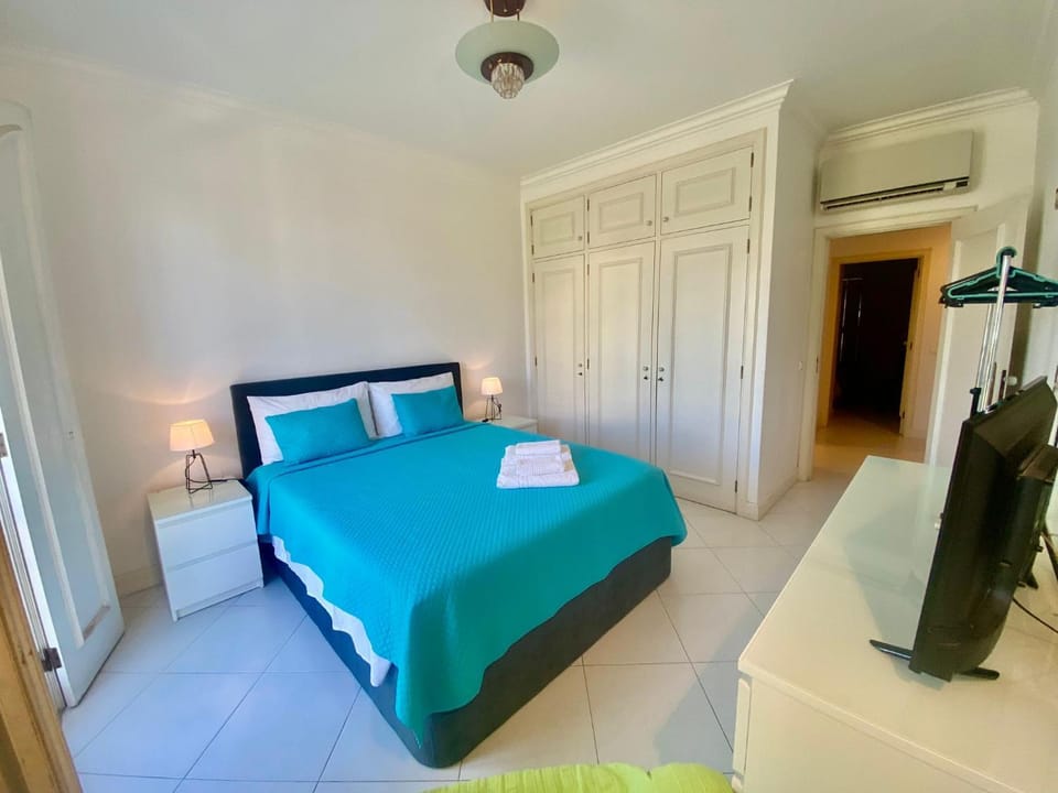 Bed, Photo of the whole room, Bedroom, wardrobe, air conditioner
