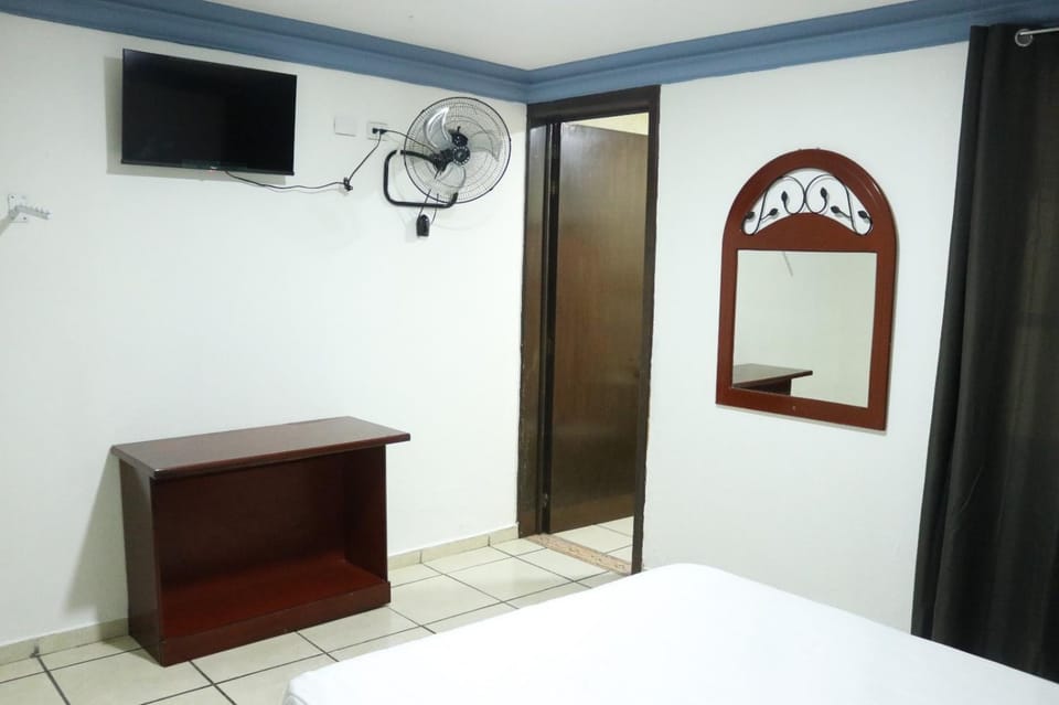 TV and multimedia, Photo of the whole room, Bedroom