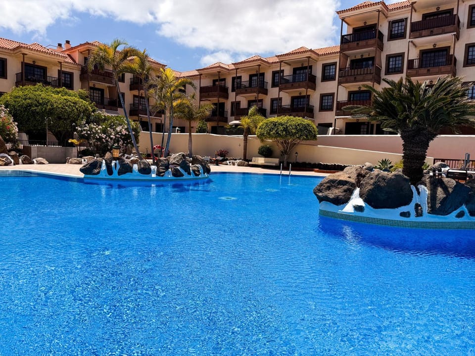 Day, Swimming pool