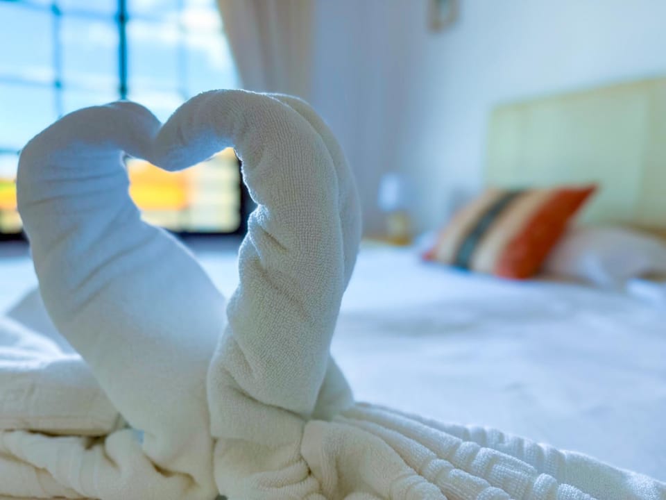 Bed, towels