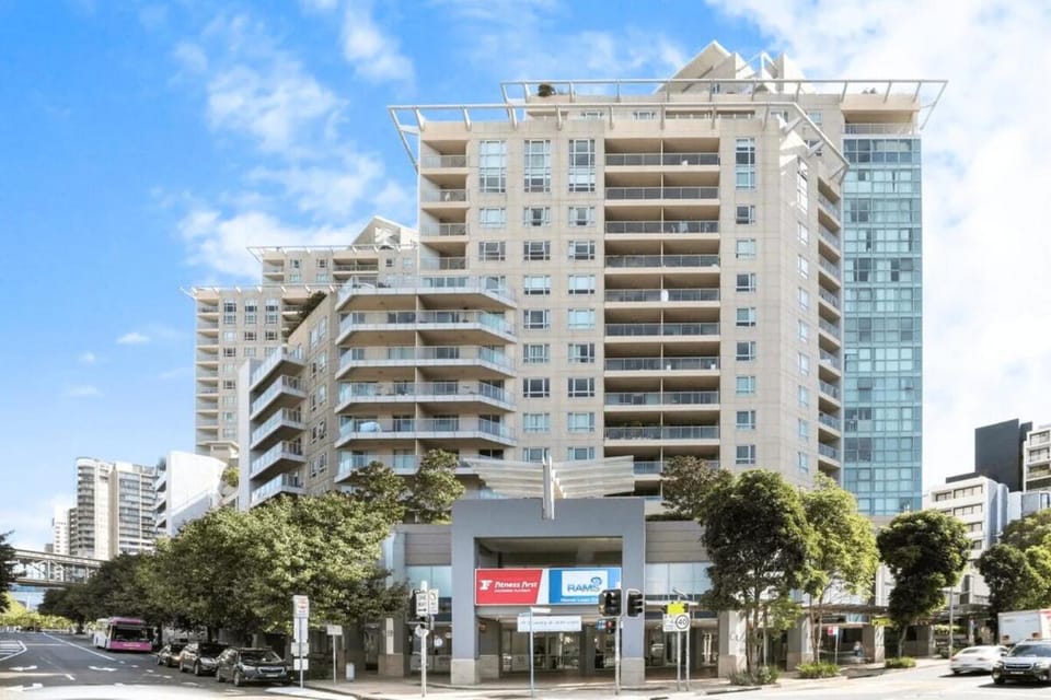Chatswood charm - Convenience meets poolside views - HELP7 Apartment in Sydney