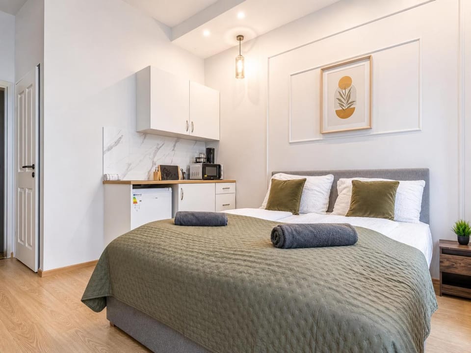 Property building, Bed, Kitchen or kitchenette, Bedroom