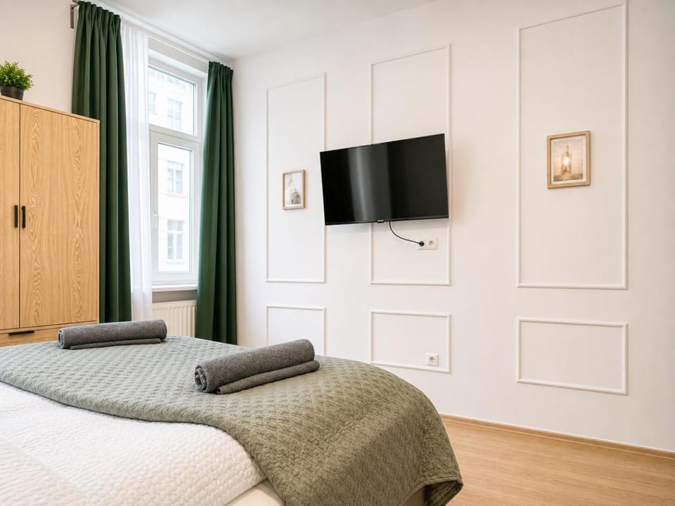 Bed, TV and multimedia, Bedroom, wardrobe