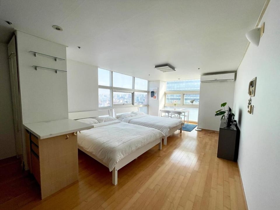 Modern and Spacious, Hongdae Stn 1mn Apartment in Seoul