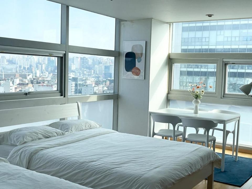 Modern and Spacious, Hongdae Stn 1mn Apartment in Seoul