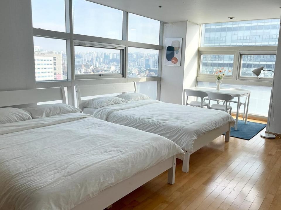 Modern and Spacious, Hongdae Stn 1mn Apartment in Seoul