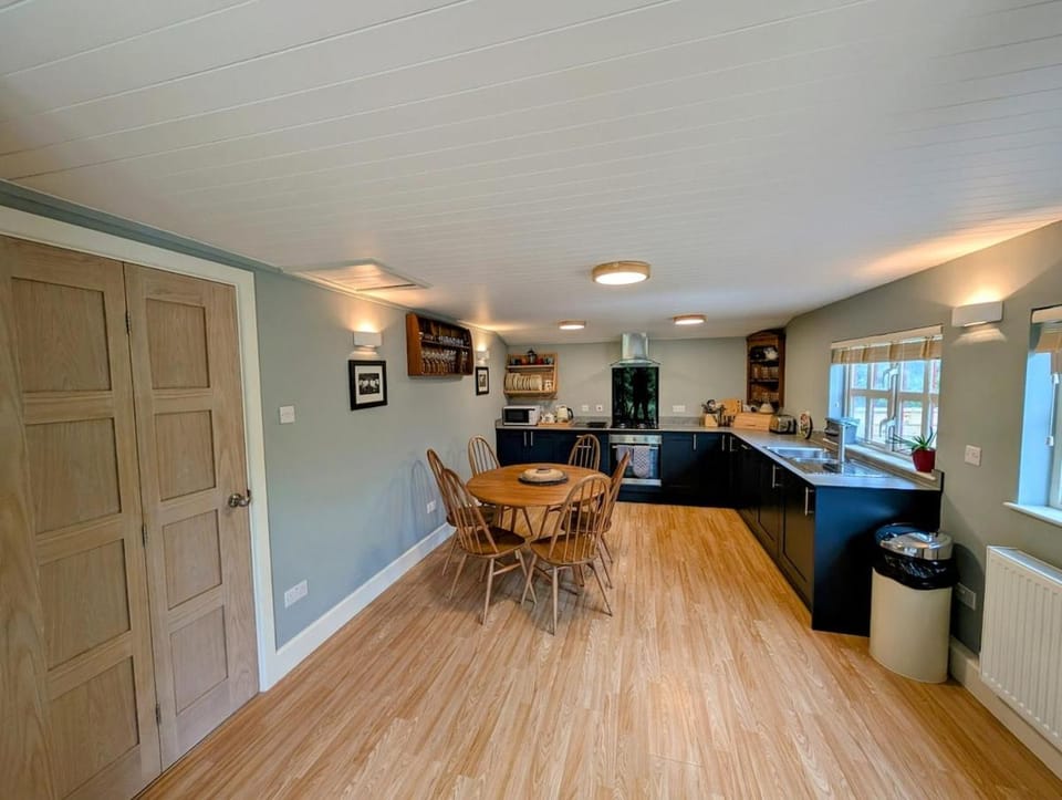 Beech Lodge - 3 Bedroom Chalet With Private Hot Tub House in Clydau