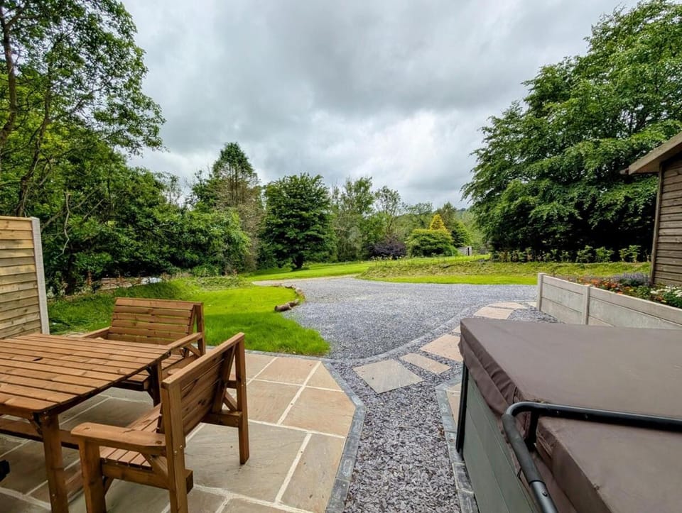 Beech Lodge - 3 Bedroom Chalet With Private Hot Tub House in Clydau
