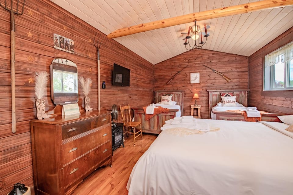 Prairie Junction Rustic Cabins Stettler Cabin in Alberta