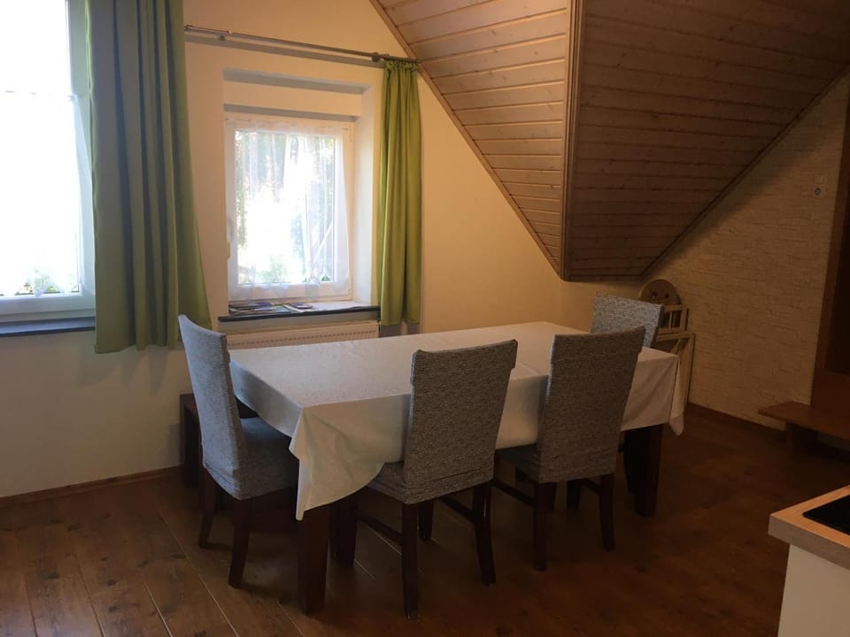 Seating area, Dining area